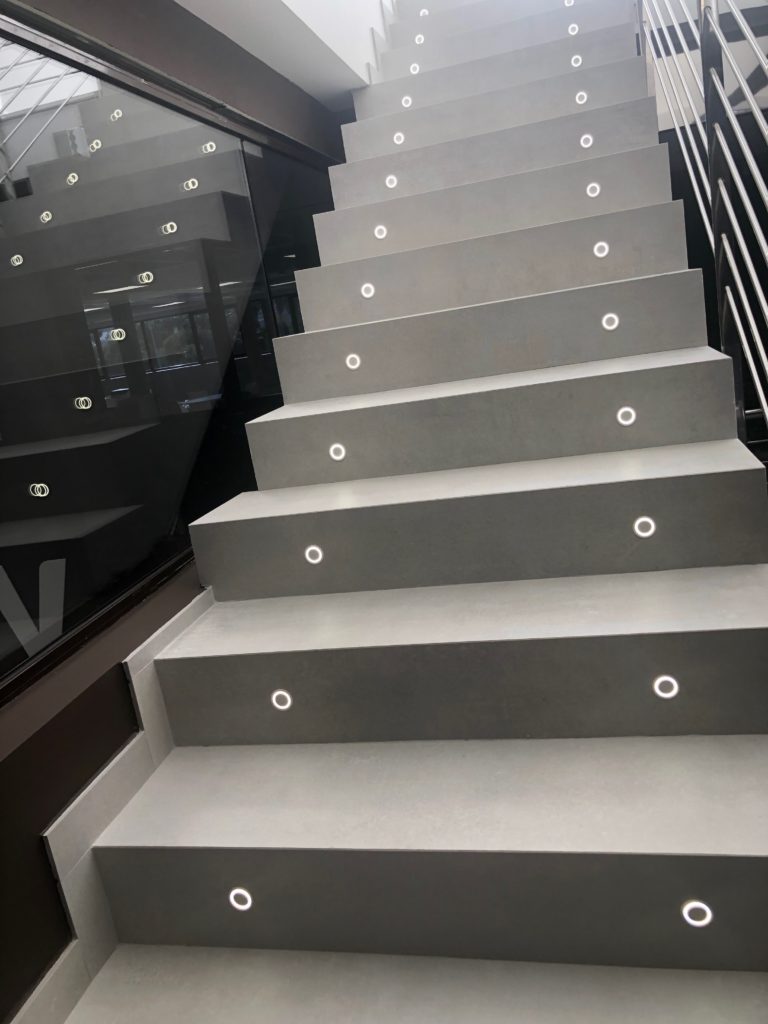 1-azulejos_perales_escalera_peldaños_inglete_doble_marazzi_peldaño_simple_moderno_escalera_memento_old_white