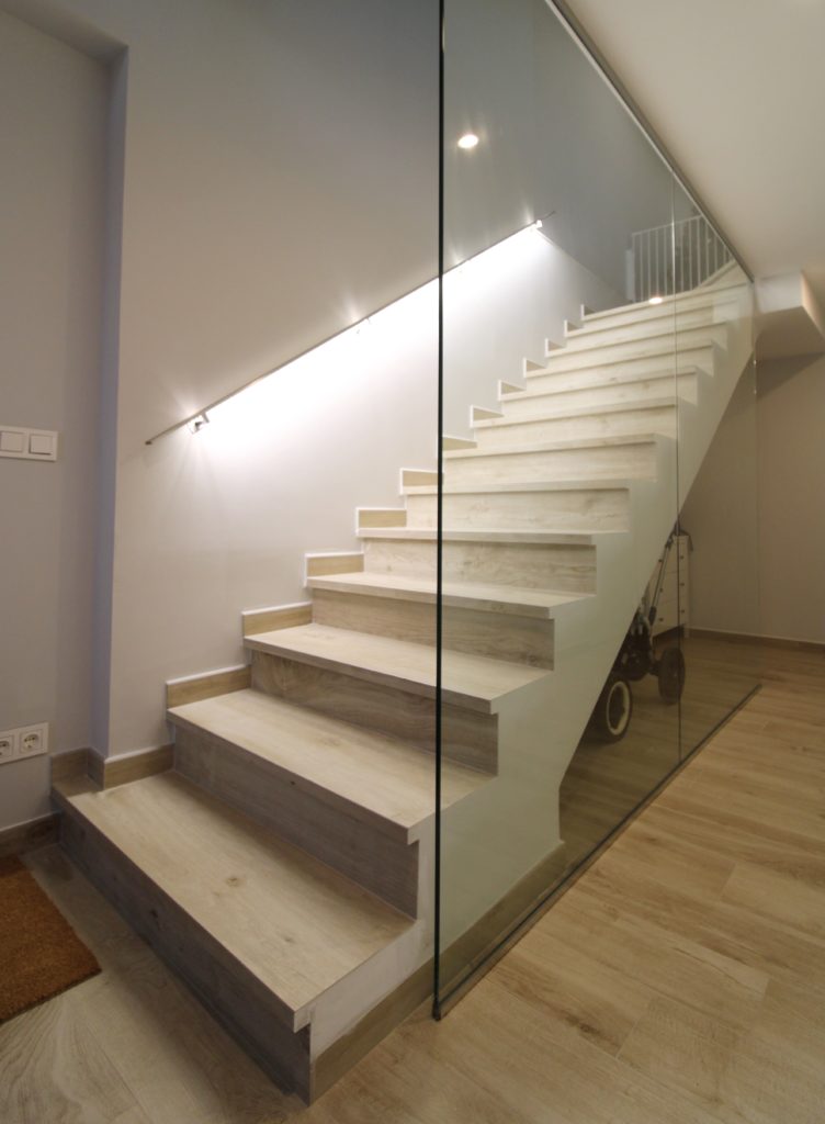 1-azulejos_perales_escalera_peldaños_inglete_doble_marazzi_peldaño_simple_moderno_escalera_treverkhonme_betulla_30x120