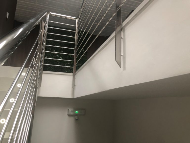 10-azulejos_perales_escalera_peldaños_inglete_doble_marazzi_peldaño_simple_moderno_escalera_memento_old_white