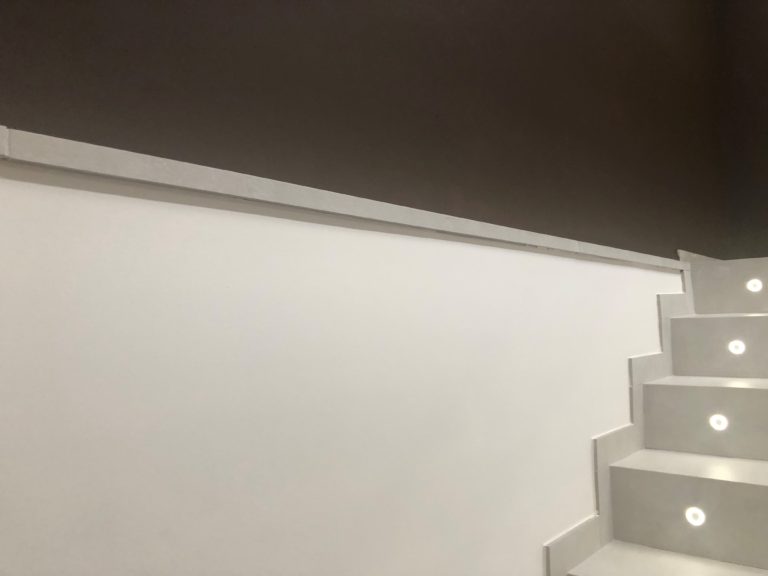 11-azulejos_perales_escalera_peldaños_inglete_doble_marazzi_peldaño_simple_moderno_escalera_memento_old_white