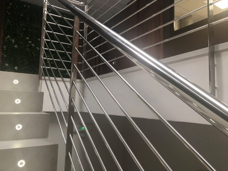 12-azulejos_perales_escalera_peldaños_inglete_doble_marazzi_peldaño_simple_moderno_escalera_memento_old_white