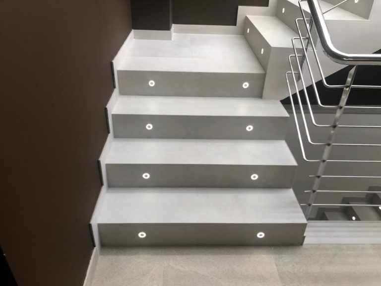 2-azulejos_perales_escalera_peldaños_inglete_doble_marazzi_peldaño_simple_moderno_escalera_memento_old_white