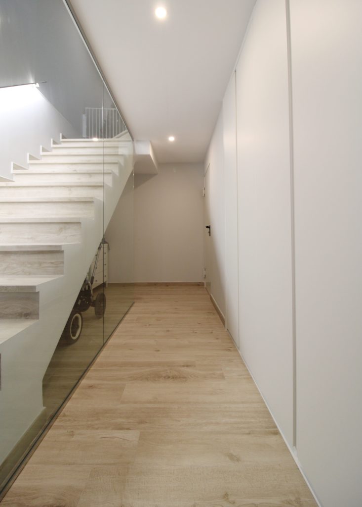 2-azulejos_perales_escalera_peldaños_inglete_doble_marazzi_peldaño_simple_moderno_escalera_treverkhonme_betulla_30x120
