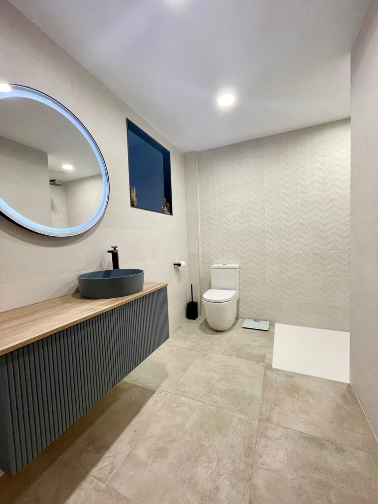 2-azulejos_perales_reforma_baño_principal_azulejo_moderno__online_valencia_marazzi_plaza_white_30x90