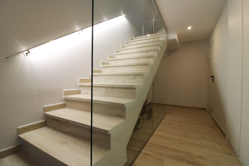 3-azulejos_perales_escalera_peldaños_inglete_doble_marazzi_peldaño_simple_moderno_escalera_treverkhonme_betulla_30x120