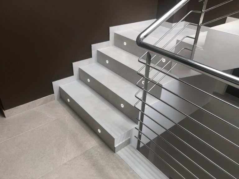 4-azulejos_perales_escalera_peldaños_inglete_doble_marazzi_peldaño_simple_moderno_escalera_memento_old_white