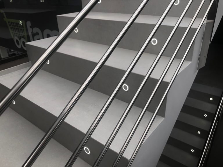 5-azulejos_perales_escalera_peldaños_inglete_doble_marazzi_peldaño_simple_moderno_escalera_memento_old_white