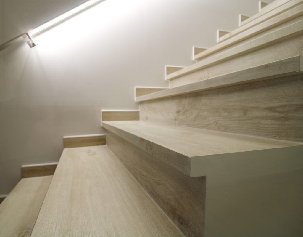 5-azulejos_perales_escalera_peldaños_inglete_doble_marazzi_peldaño_simple_moderno_escalera_treverkhonme_betulla_30x120