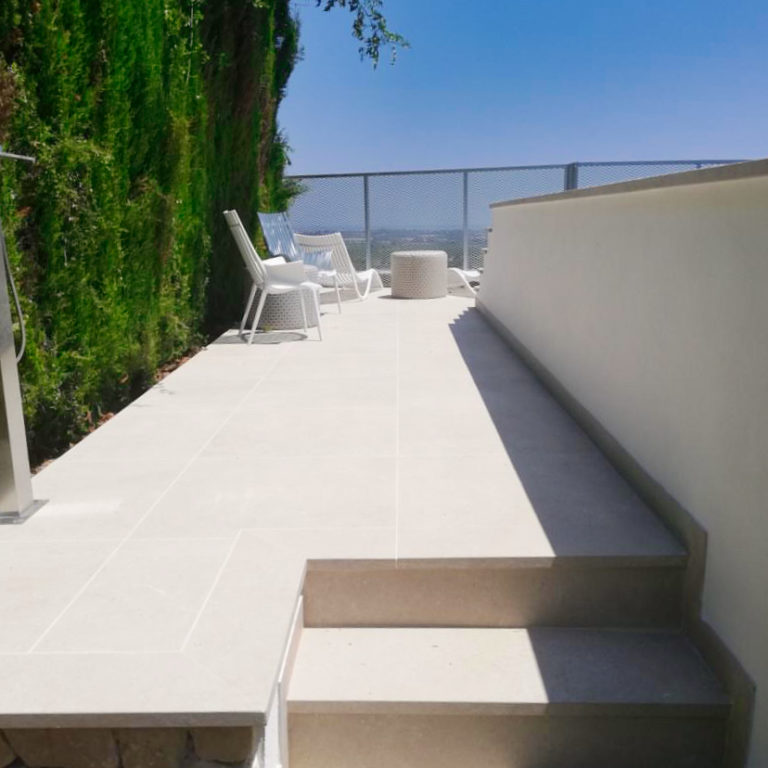 5-azulejos_perales_reforma_vivienda_terraza_azulejo_moderno__online_valencia_piscina_peldaños_coronacion_porcelanico_comprar_precio_marazzi_limestone