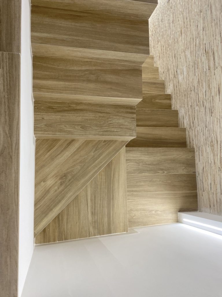 9-azulejos_perales_escalera_peldaños_inglete_doble_marazzi_peldaño_simple_moderno_escalera_treverkchic_noce_francese_30x120