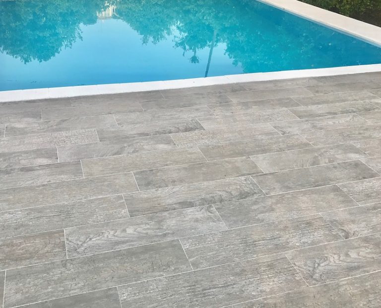 Terraza_pavimento_azulejos_piscina_antideslizante_madera_tonos_gris_moderno_imitacion_moderno_01