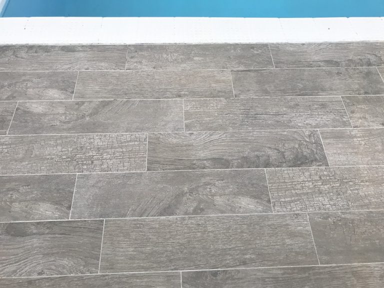 Terraza_pavimento_azulejos_piscina_antideslizante_madera_tonos_gris_moderno_imitacion_moderno_03