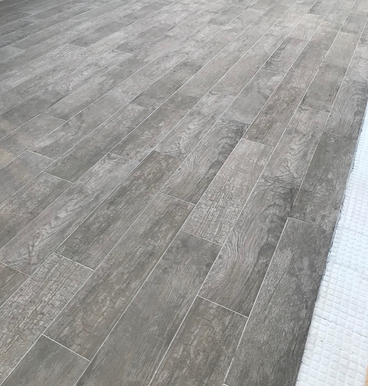 Terraza_pavimento_azulejos_piscina_antideslizante_madera_tonos_gris_moderno_imitacion_moderno_05