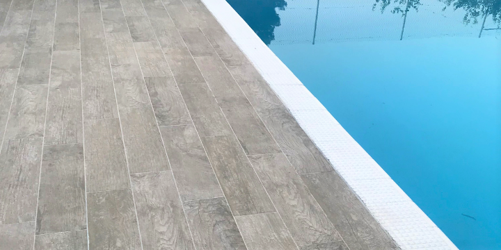 Terraza_pavimento_azulejos_piscina_antideslizante_madera_tonos_gris_moderno_imitacion_moderno_portada