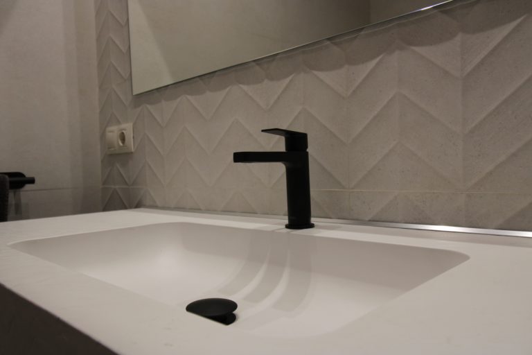 6-azulejos_perales_reforma_vivienda_baño_principal_azulejo_moderno__online_valencia_marazzi_escalera_peldaños_porcelanico_comprar_fiora_precio