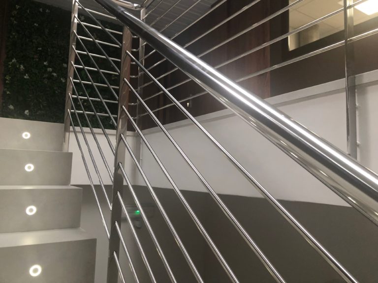 7-azulejos_perales_escalera_peldaños_inglete_doble_marazzi_peldaño_simple_moderno_escalera_memento_old_white