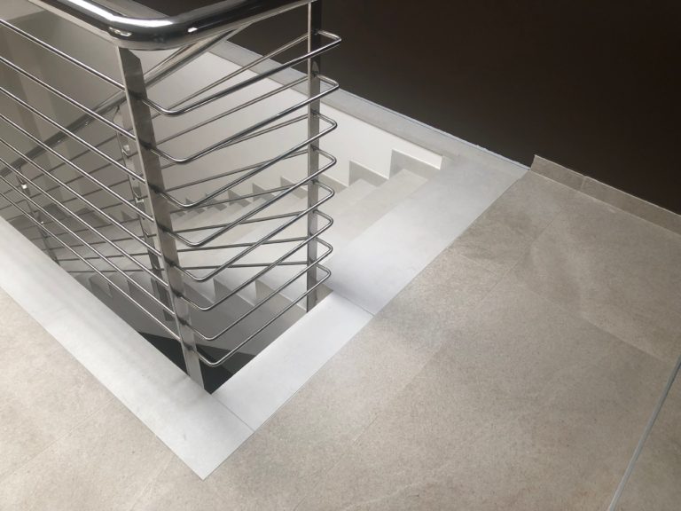 9-azulejos_perales_escalera_peldaños_inglete_doble_marazzi_peldaño_simple_moderno_escalera_memento_old_white
