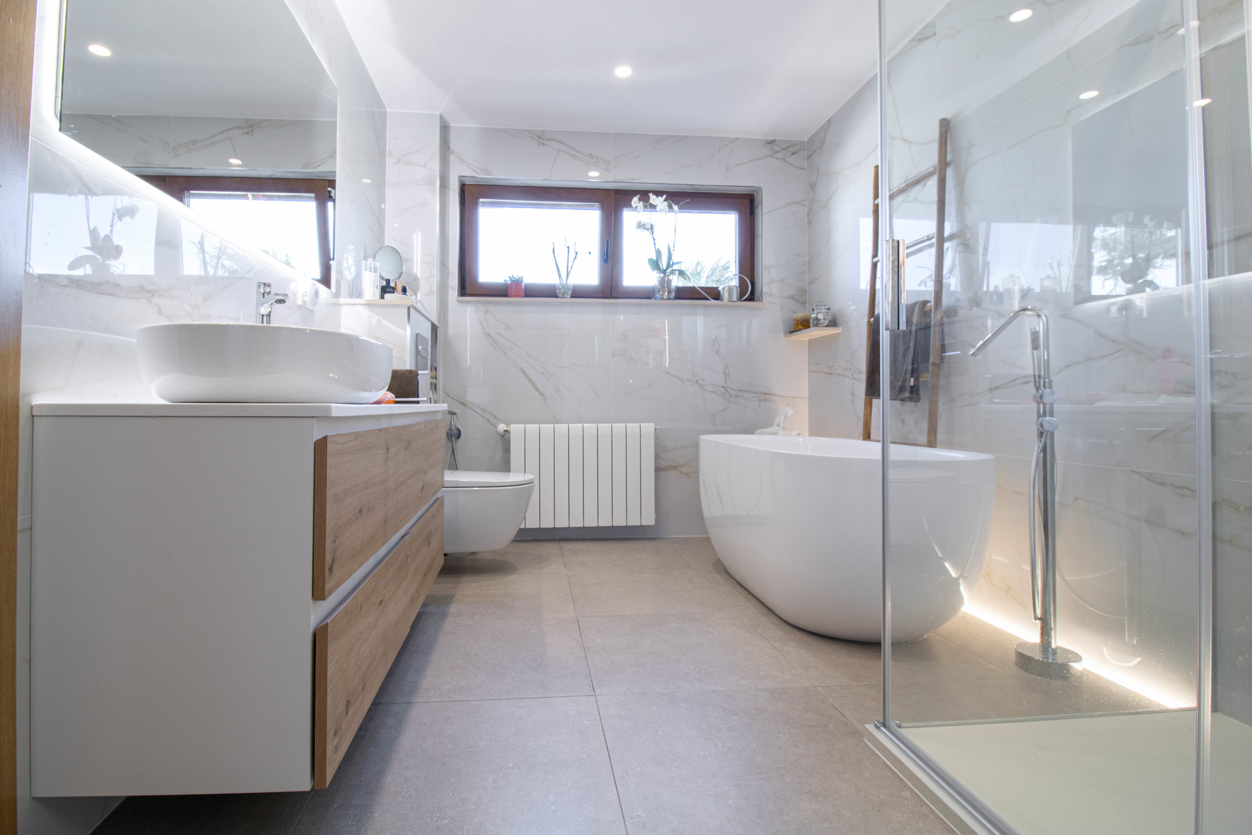 Azulejos_Perales_Cuarto_baño_efecto_marmol_moderno_brillo_60x120_rectficado_bañera_exenta_busot_jolie_warm_stn_mampara_duscholux_01